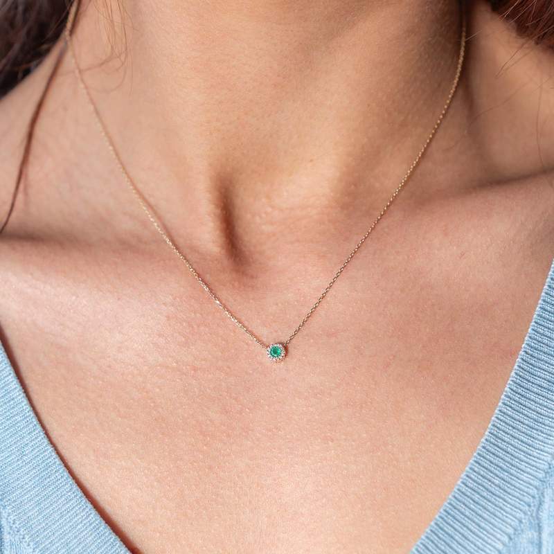 Collier or 750 jaune émeraudes et diamants 43cm - vue porté 1