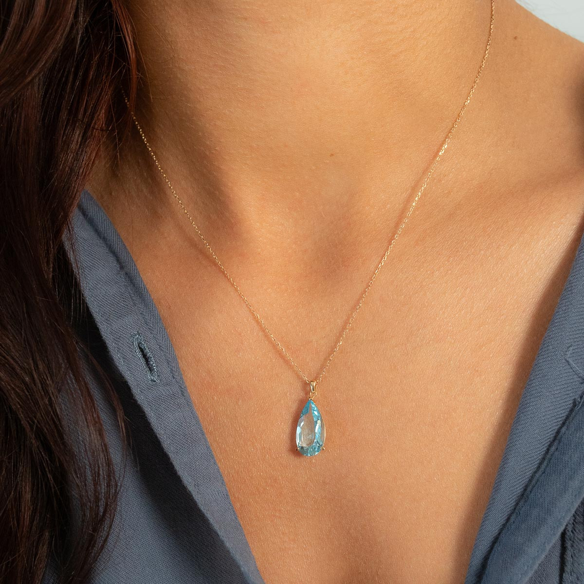 Collier or 750 jaune topaze traitée sky blue 43cm - vue porté 1