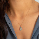 Collier or 750 jaune topaze traitée sky blue 43cm - vue porté 1