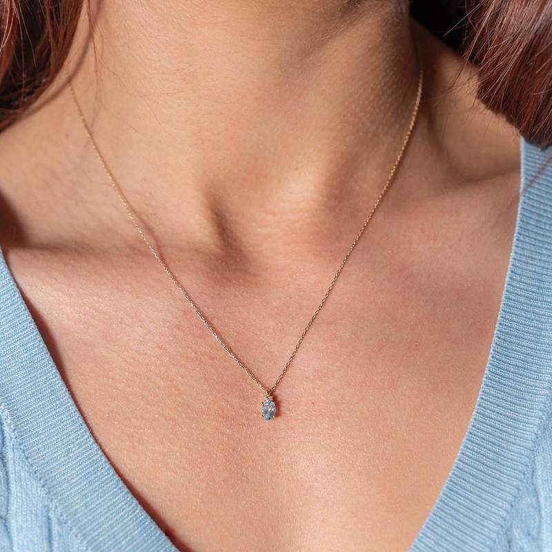 Collier or 750 jaune topaze Sky Blue traitée et diamants 45cm - vue porté 1