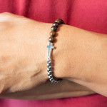 Bracelet acier motif croix pierres naturelles marrons 23cm - vue porté 1