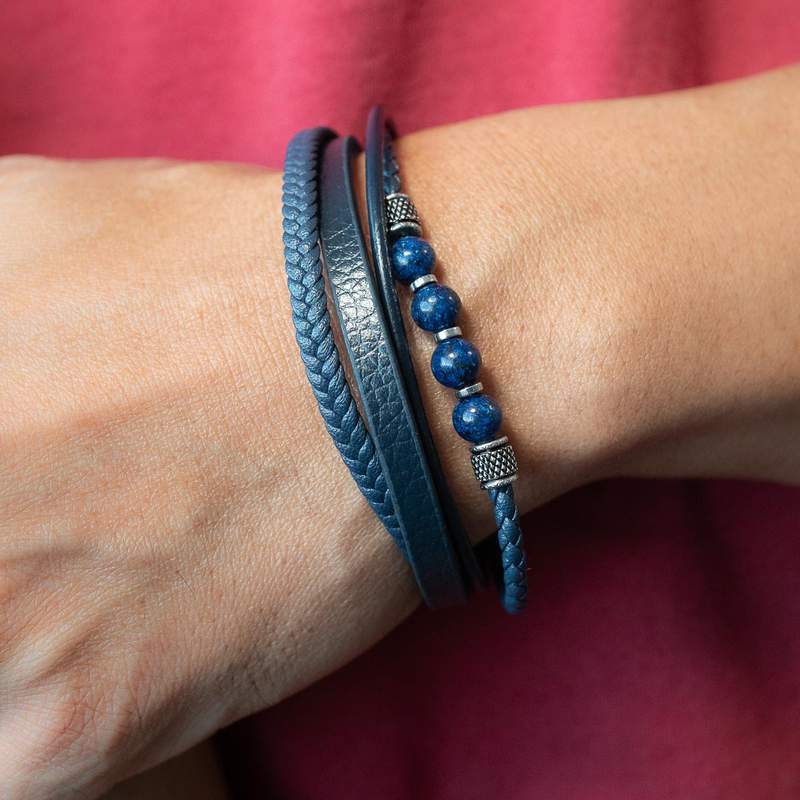 Bracelet matière synthétique bleue pierres naturelles bleues 20cm - vue porté 1