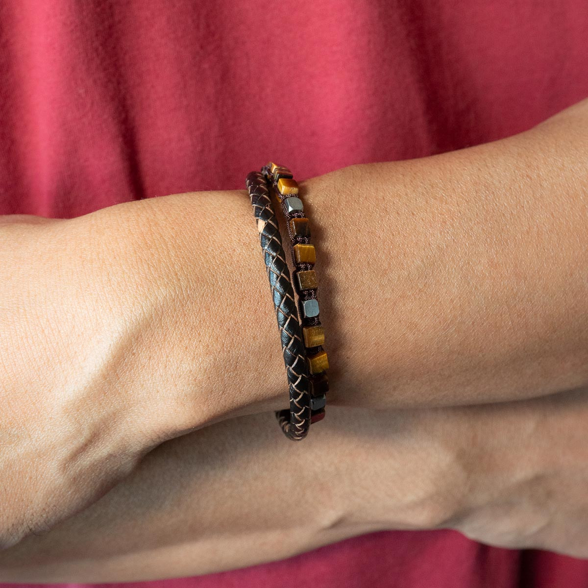 Bruine leren armband met bruine natuurstenen, 20 cm - gedragen 1