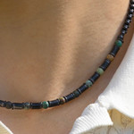 Collier acier vieilli tourquoises vertes 50cm - vue porté 3