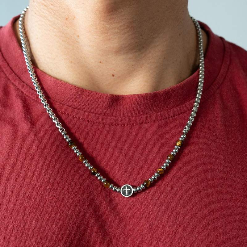 Collier acier motif croix oeil de tigre 50cm - vue porté 1