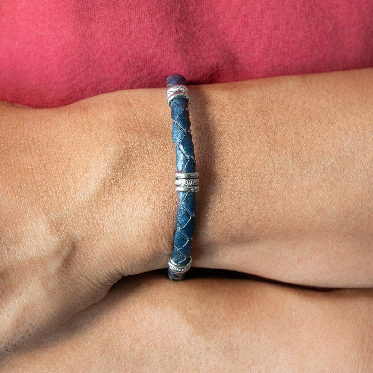 Bracelet cuir bleu marine et acier 21,5cm - vue porté 1