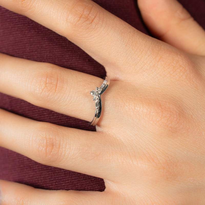 Bague or 750 blanc diamants - vue porté 1