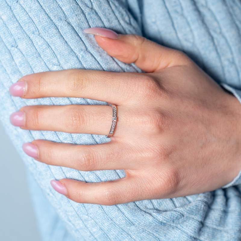 Bague or 750 blanc diamants - vue porté 1