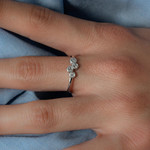 Bague or 750 blanc diamants - vue porté 1