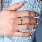 Bague or 750 blanc diamants topaze london blue traitée - vue porté 1