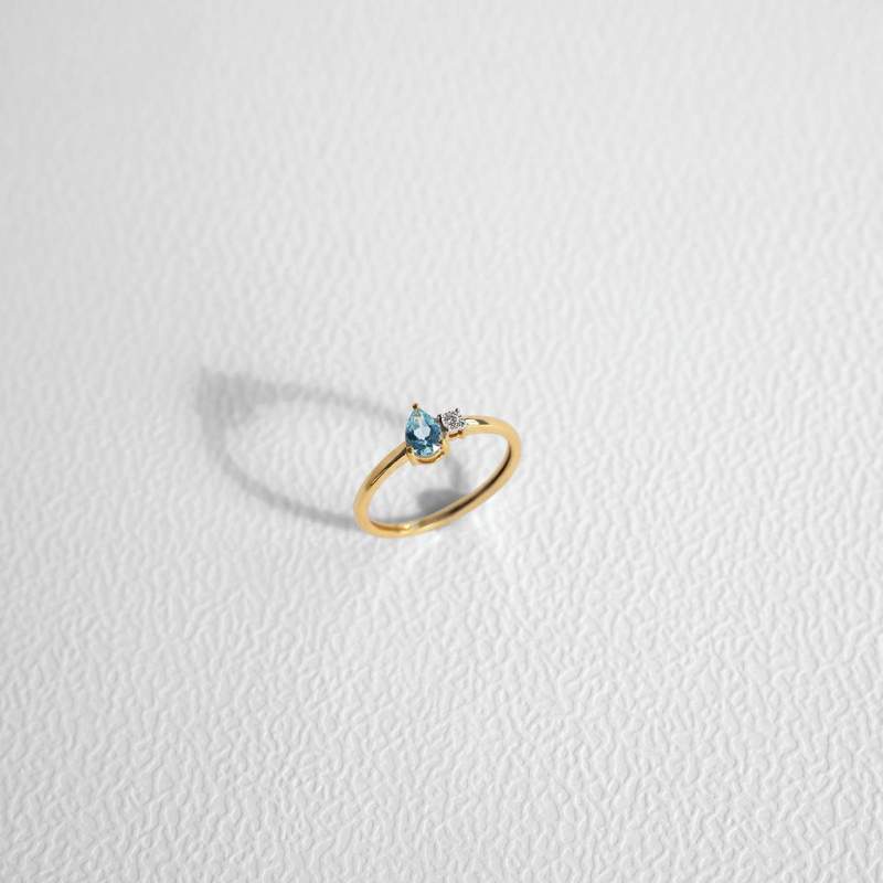 Bague or 750 2 tons topaze poire traitée sky blue et diamants - vue D1