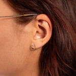Boucles d'oreilles or 750 jaune diamants - vue porté 1