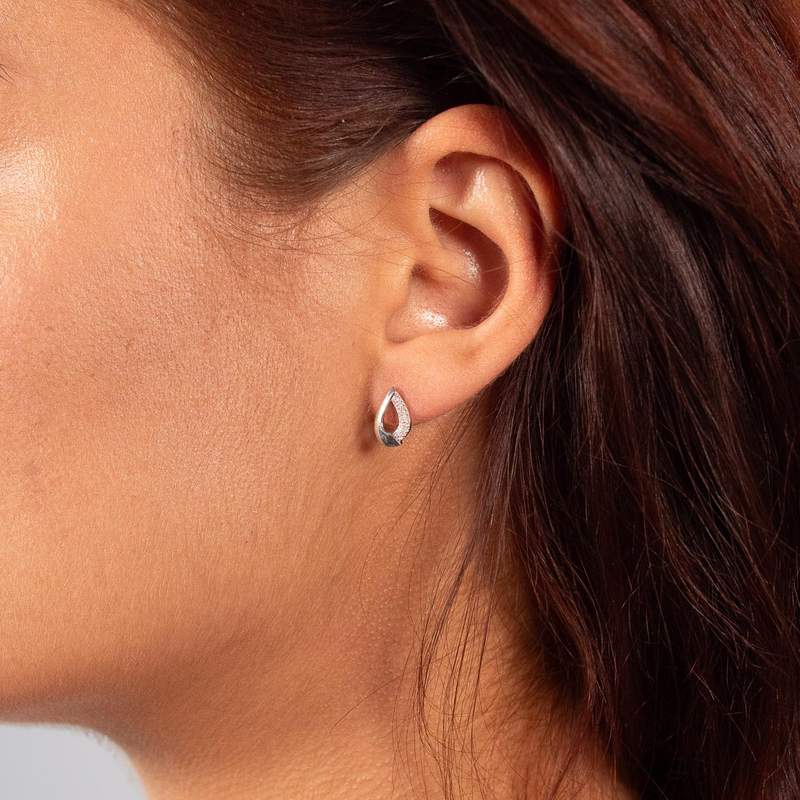 Boucles d'oreilles or 750 blanc diamants - vue porté 1