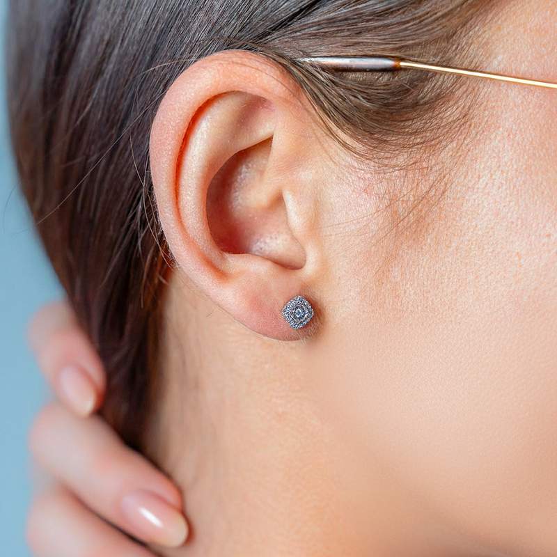 Boucles d'oreilles or 750 blanc diamants - vue porté 1