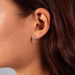 Boucles d'oreilles or 750 2 tons diamants - vue porté 1