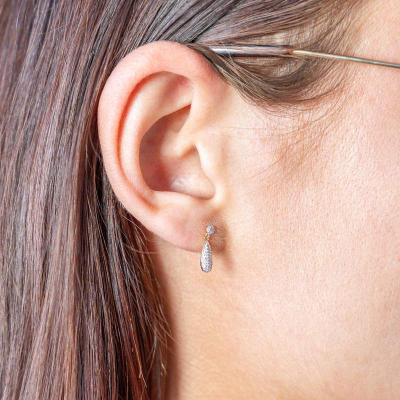 Boucles d'oreilles or 750 2 tons diamants - vue porté 1