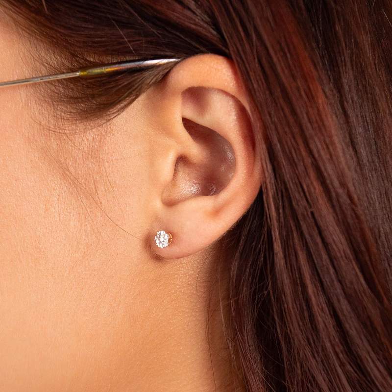 Boucles d'oreilles or 750 2 tons diamants - vue porté 1