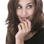 Bague or 750 jaune polie et granité - vue porté 1