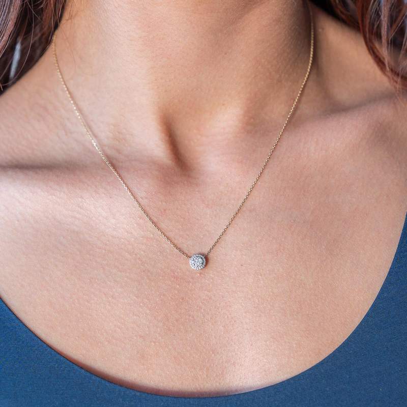 Collier or 750 2 tons diamants 45cm - vue porté 1
