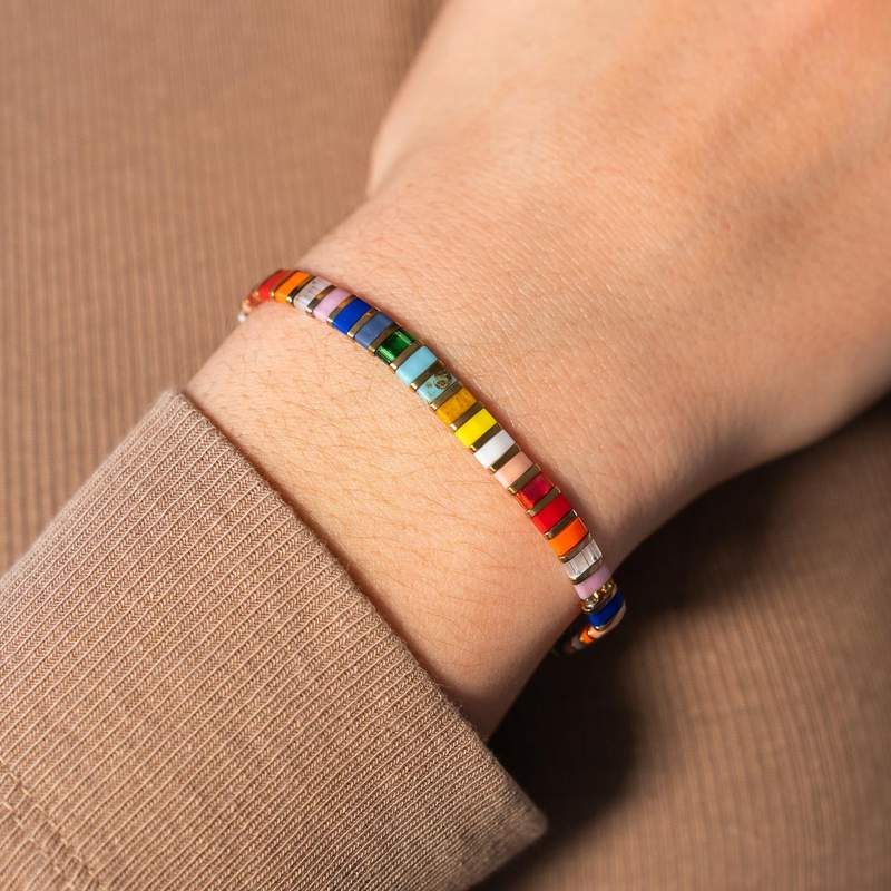 Bracelet élastiques perles japonaises MIYUKI en verre émaillé multicolore 17cm - vue porté 1