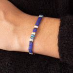 Bracelet élastiques perles japonaises MIYUKI en verre émaillé ton bleu blanc et doré 17cm - vue porté 1