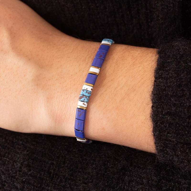 Bracelet élastiques perles japonaises MIYUKI en verre émaillé ton bleu blanc et doré 17cm - vue porté 1