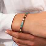 Bracelet élastiques perles japonaises MIYUKI en verre émaillé ton bleu marron blanc et doré 17cm - vue porté 1