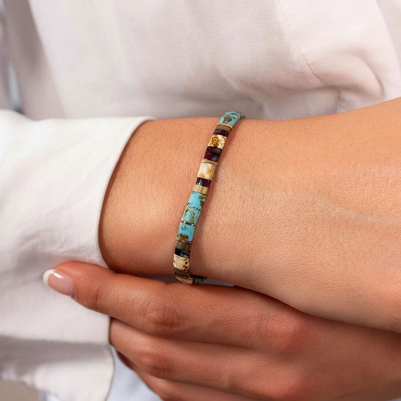 Bracelet élastiques perles japonaises MIYUKI en verre émaillé ton bleu marron blanc et doré 17cm - vue porté 1