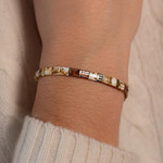 Bracelet élastiques perles japonaises MIYUKI en verre émaillé ton jaune blanc et doré 17cm - vue porté 1