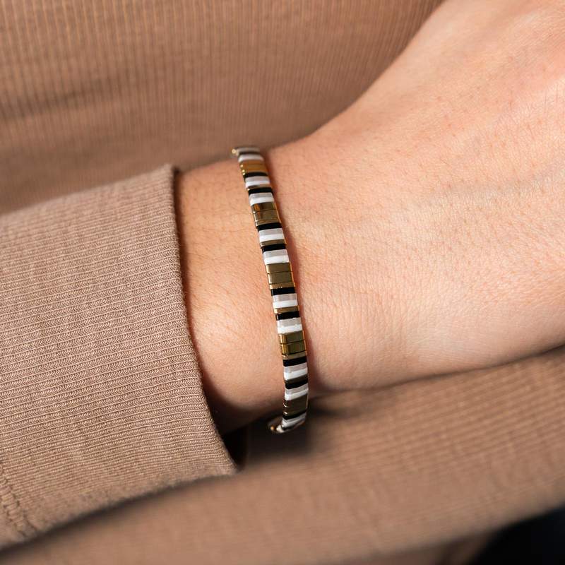 Elastische armband Japanse parels MIYUKI geëmailleerd glas zwart wit en goudkleur 17cm - zicht gedragen 1