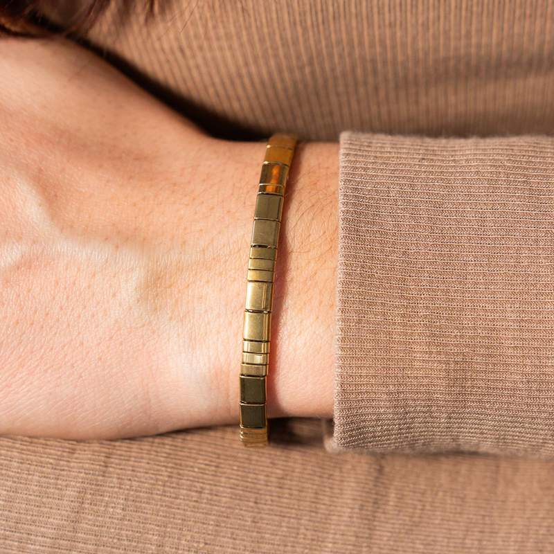 Bracelet élastiques perles japonaises MIYUKI en verre émaillé ton doré 17cm - vue porté 1