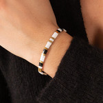 Elastische armband Japanse parels MIYUKI geëmailleerd glas zwart wit en goudkleur 17cm - zicht gedragen 1