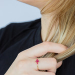 Bague or 375 jaune rubis et diamants - vue porté 1