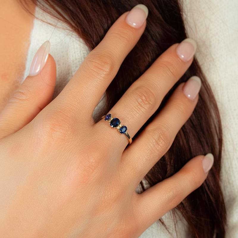 Bague or 750 jaune saphirs et diamants - vue porté 1