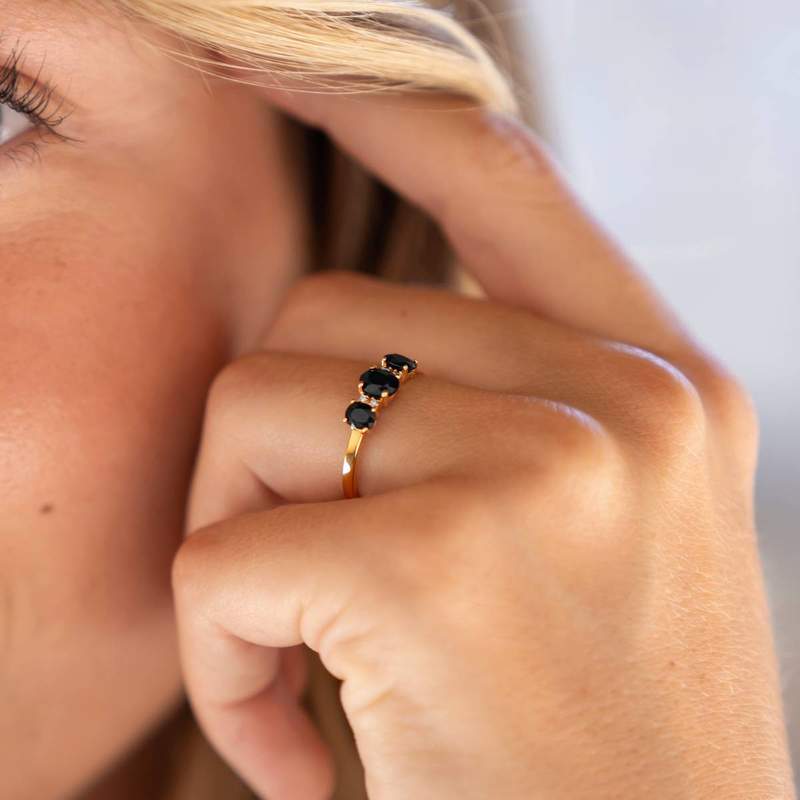 Bague or 750 jaune saphirs et diamants - vue porté 2