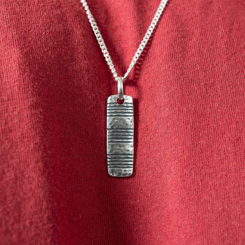 Pendentif argent 925 martelé - vue porté 2