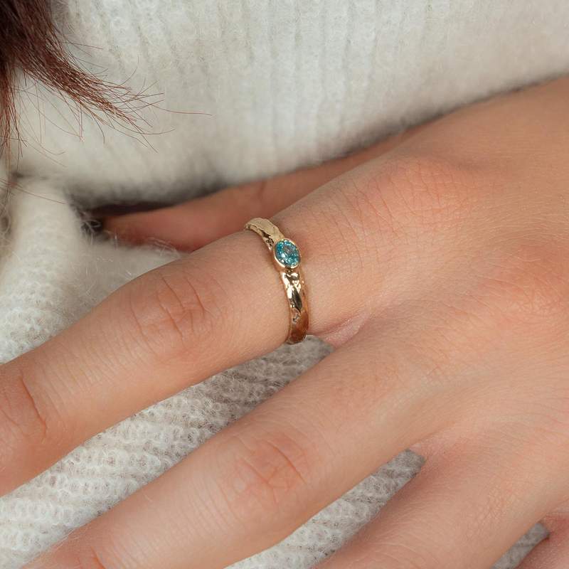 Bague plaqué or zirconia bleu - vue porté 1