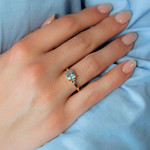 Bague plaqué or zirconia vert - vue porté 1