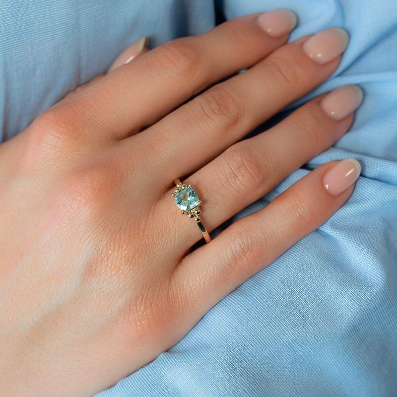 Bague plaqué or zirconia vert - vue porté 1