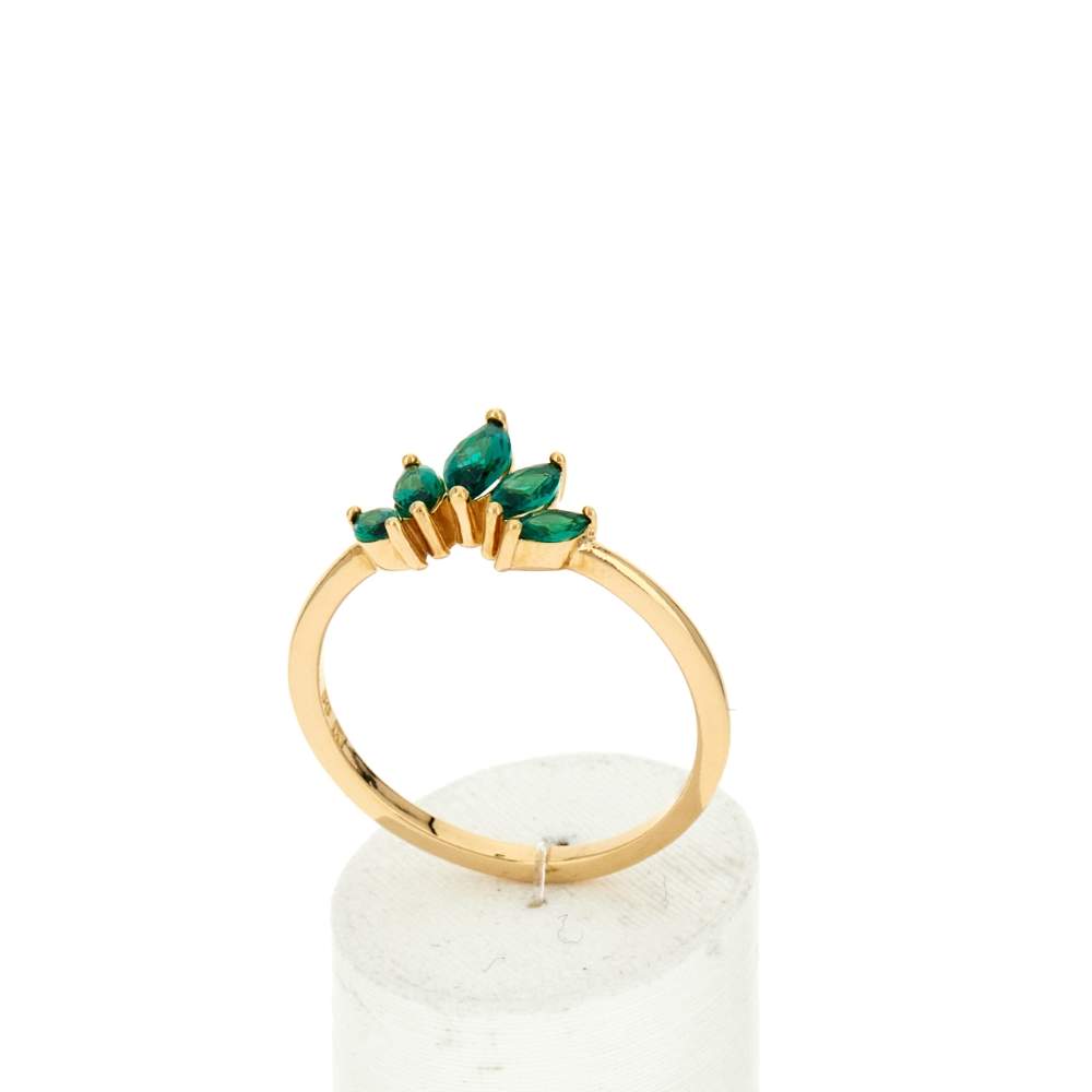 Vergulde ring met groene zirkonia’s – aanzicht 2