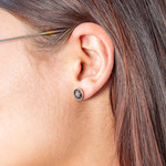 Boucles d'oreilles plaqué or laque noire - vue porté 1