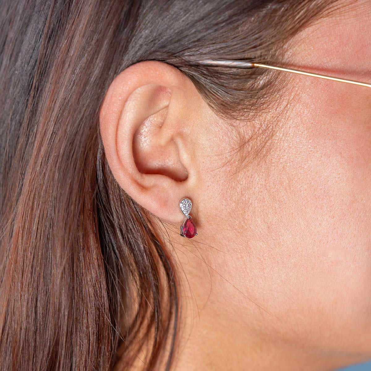 Boucles d'oreilles argent pierre synthétique rouge et zirconias - vue porté 1