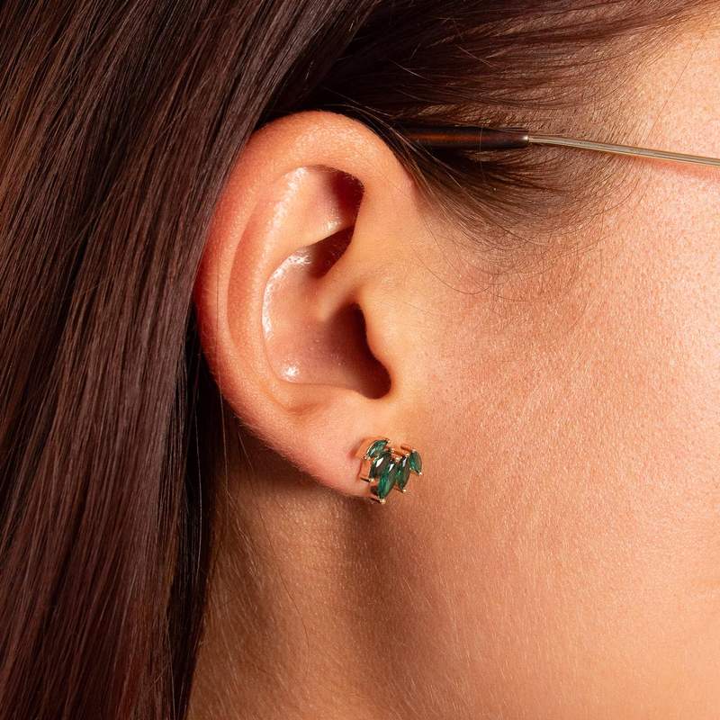 Boucles d'oreilles plaqué or pierres synthétiques vertes - vue porté 1