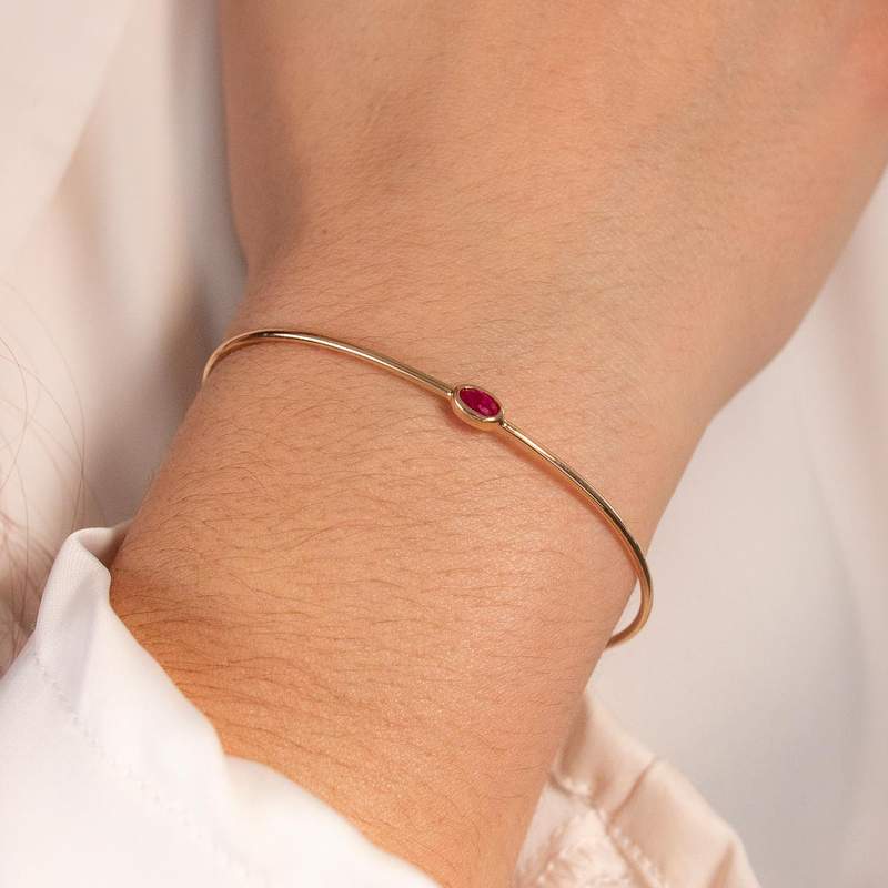 Vergulde armband synthetische rode steen 60mm - bekijk gedragen 1