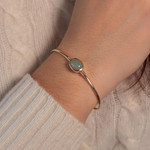 Bracelet plaqué or jonc pierre synthétique verte 60mm - vue porté 1