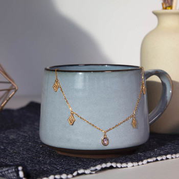 Collier plaqué or motifs pendants et pierre synthétique grise 45 cm