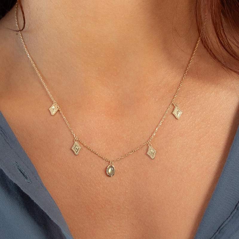 Collier plaqué or motifs pendants et pierre synthétique grise 45 cm - vue porté 1