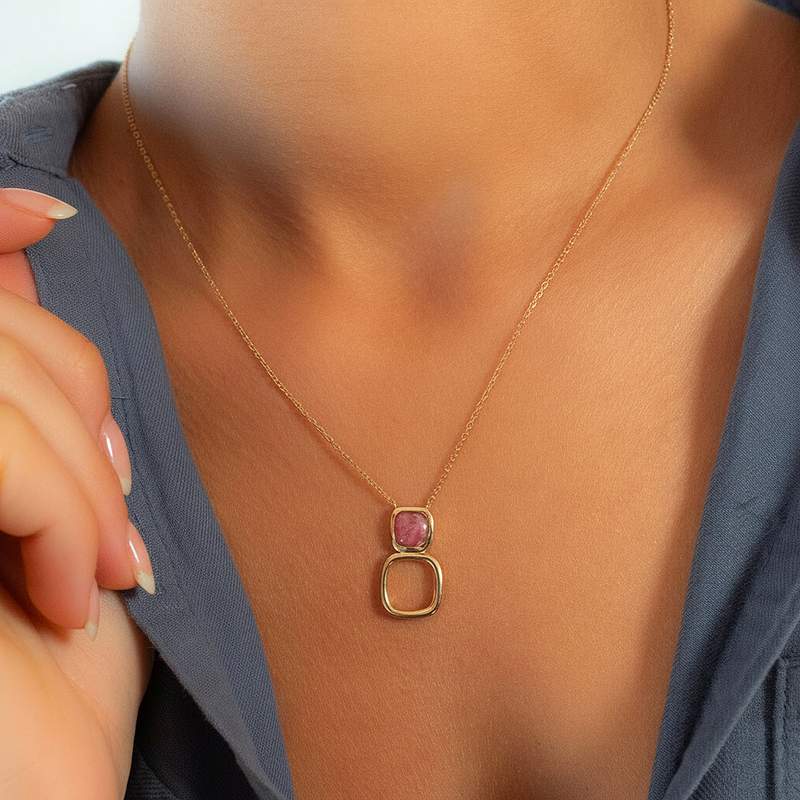 Collier plaqué or pierre synthétique rouge 45cm - vue porté 1