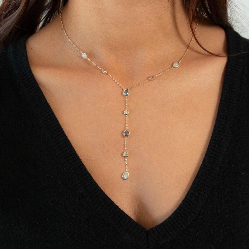 Collier plaqué or pierres synthétiques bleues et zirconias 45cm - vue porté 1