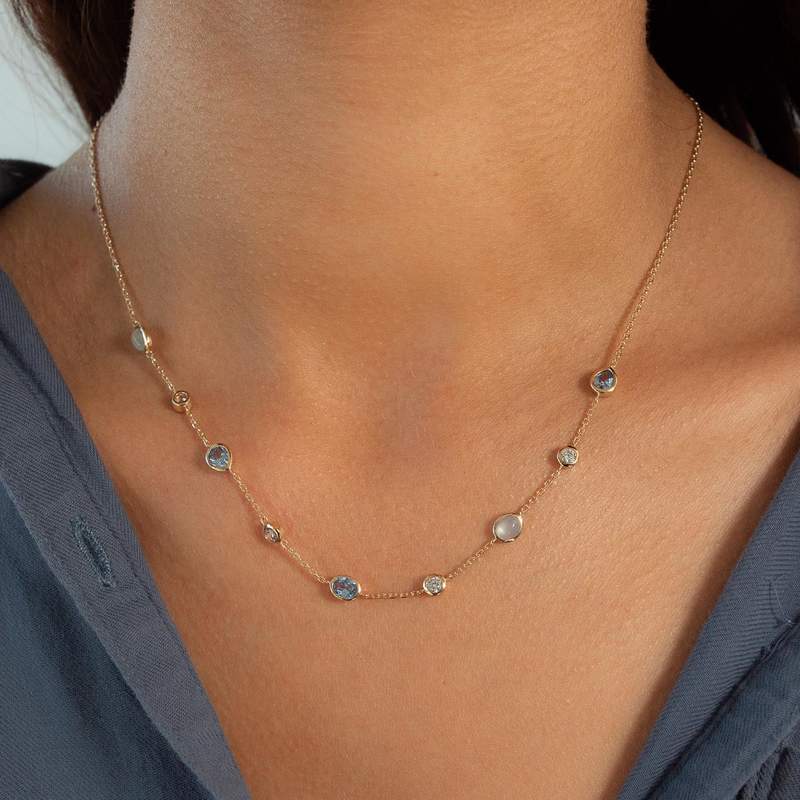 Collier plaqué or pierres synthétiques bleues et zirconias 45cm - vue porté 1